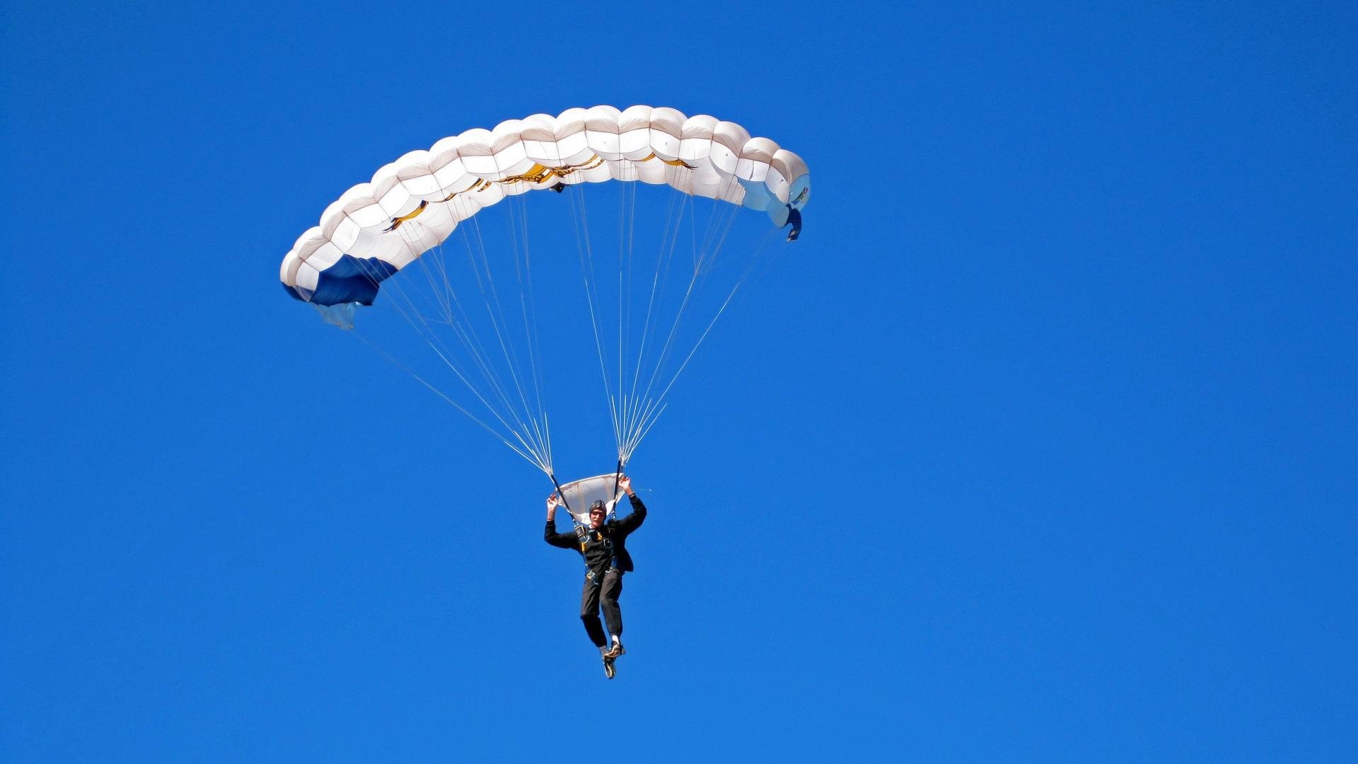 “电动冲浪：马鞍山赛场极速与环保并行，观众热血沸腾”